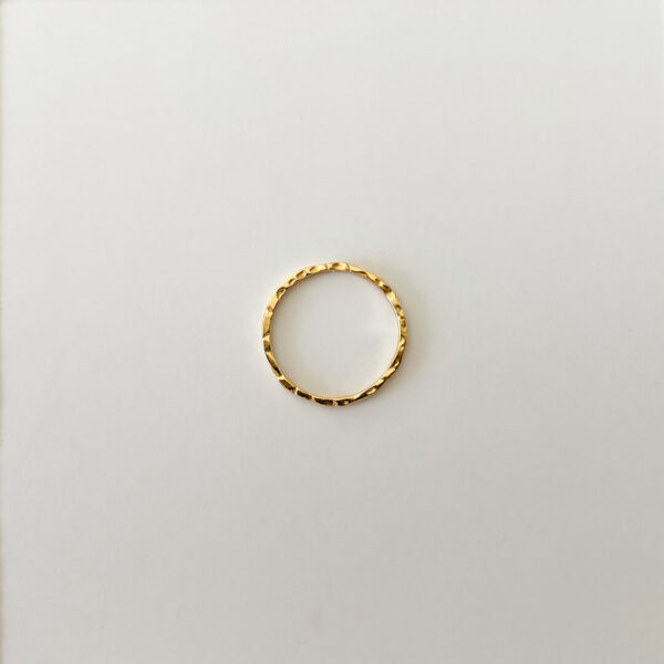 Zoé Ring – stilren tunn ring med mönstrad yta i 18K guldpläterat 925 sterling silver, från Livingstone Wikh Accessories.