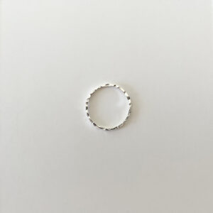 Zoé Ring – stilren tunn ring med mönstrad yta i rhodiumpläterat 925 sterling silver, från Livingstone Wikh Accessories.