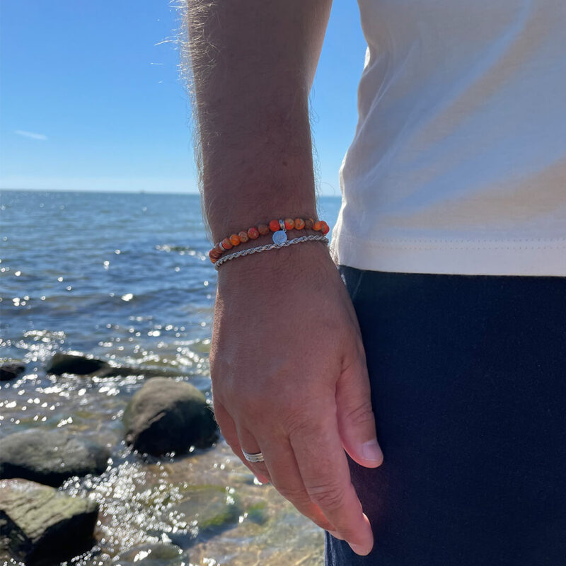 Armband med pärlor i havssediment imperial jaspis i varma nyanser av orange och rött, med silver detaljer. Designat i Sverige.