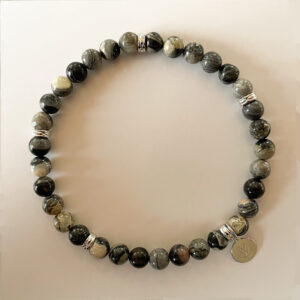 Aeris Bracelet – stilrent armband i Silver Leaf Jaspis med grå och silvervita toner samt silverdetaljer från Livingstone Wikh Accessories.