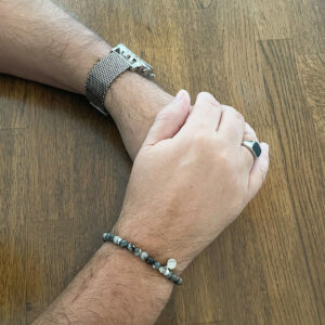 Aeris Bracelet – stilrent armband i Silver Leaf Jaspis med grå och silvervita toner samt silverdetaljer från Livingstone Wikh Accessories.