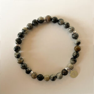 Aeris Bracelet – stilrent armband i Silver Leaf Jaspis med grå och silvervita toner samt silverdetaljer från Livingstone Wikh Accessories.