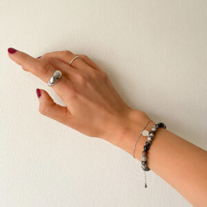 Aeris Bracelet – stilrent armband i Silver Leaf Jaspis med grå och silvervita toner samt silverdetaljer från Livingstone Wikh Accessories.