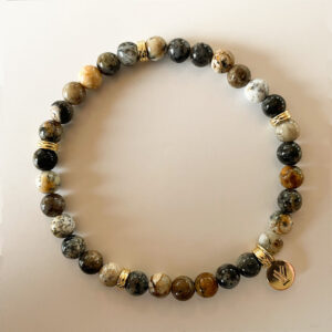 Astra Bracelet – stilrent armband i dendritisk svart opal med grå, svarta och beige nyanser samt gulddetaljer från Livingstone Wikh Accessories.