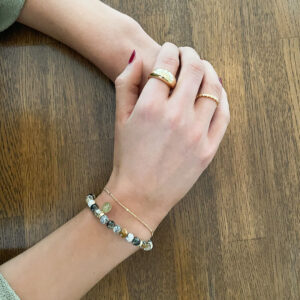 Astra Bracelet – stilrent armband i dendritisk svart opal med grå, svarta och beige nyanser samt gulddetaljer från Livingstone Wikh Accessories.