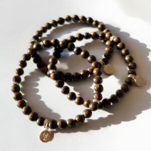 Aurum Bracelet – stilrent armband i brunskimrande Bronsit med rhodiumpläterade silverdetaljer från Livingstone Wikh Accessories.