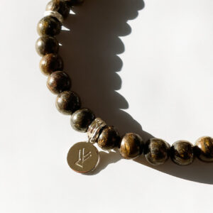 Aurum Bracelet – stilrent armband i brunskimrande Bronsit med rhodiumpläterade silverdetaljer från Livingstone Wikh Accessories.