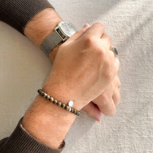 Aurum Bracelet – stilrent armband i brunskimrande Bronsit med rhodiumpläterade silverdetaljer från Livingstone Wikh Accessories.