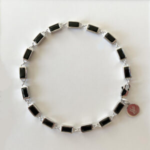 Stilrent armband i platinapläterad 925 sterling silver med rektangulära svarta zirkonia stenar i Art Deco inspirerad design från Livingstone Wikh Accessories.