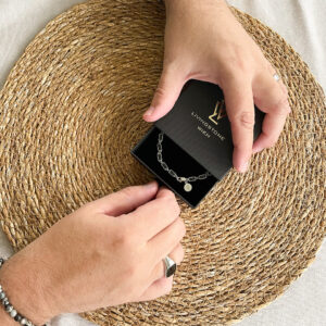 Stilrent armband i platinapläterad 925 sterling silver med rektangulära svarta zirkonia stenar i Art Deco inspirerad design från Livingstone Wikh Accessories.