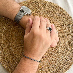 Stilrent armband i platinapläterad 925 sterling silver med rektangulära svarta zirkonia stenar i Art Deco inspirerad design från Livingstone Wikh Accessories.