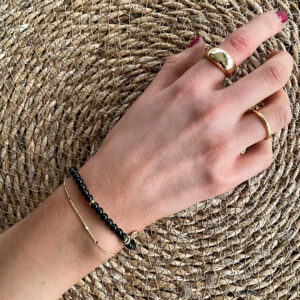 Jet Bracelet – stilrent armband med svarta obsidianpärlor och guldpläterade detaljer i 925 sterling silver från Livingstone Wikh Accessories.
