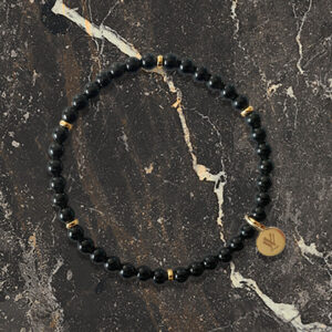 Jet Bracelet – stilrent armband med svarta obsidianpärlor och guldpläterade detaljer i 925 sterling silver från Livingstone Wikh Accessories.