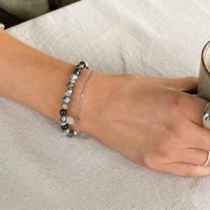 Mare Bracelet – stilrent armband i Blå Oceanjaspis med naturliga blå, grå och beige toner samt silverdetaljer från Livingstone Wikh Accessories.