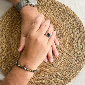 Terra Bracelet – stilrent armband i Australisk järnturkos med naturliga gröna och jordfärgade toner samt silverdetaljer från Livingstone Wikh Accessories.