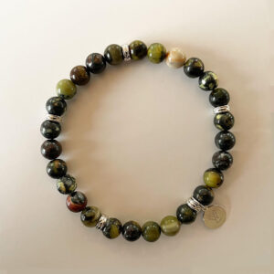 Terra Bracelet – stilrent armband i Australisk järnturkos med naturliga gröna och jordfärgade toner samt silverdetaljer från Livingstone Wikh Accessories.