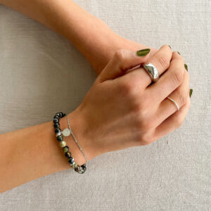 Terra Bracelet – stilrent armband i Australisk järnturkos med naturliga gröna och jordfärgade toner samt silverdetaljer från Livingstone Wikh Accessories.