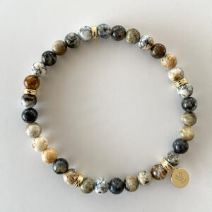 Astra Bracelet – stilrent armband i dendritisk svart opal med grå, svarta och beige nyanser samt gulddetaljer från Livingstone Wikh Accessories.